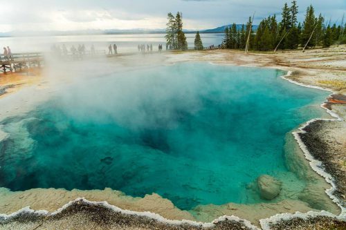 Yellowstone West thumb Geyser Basin met de prachtige kleuren en stoom komend vanaf het water