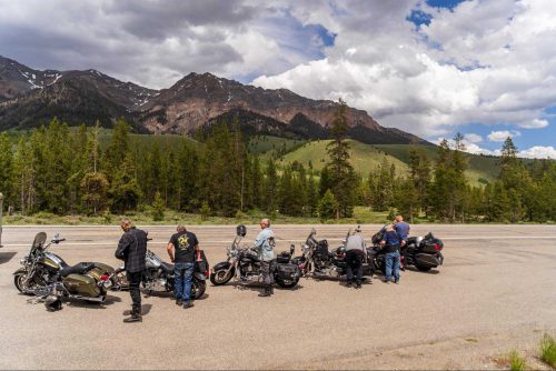 Motorrijders houden kleine pauze vlak bij de Rocky Mountains