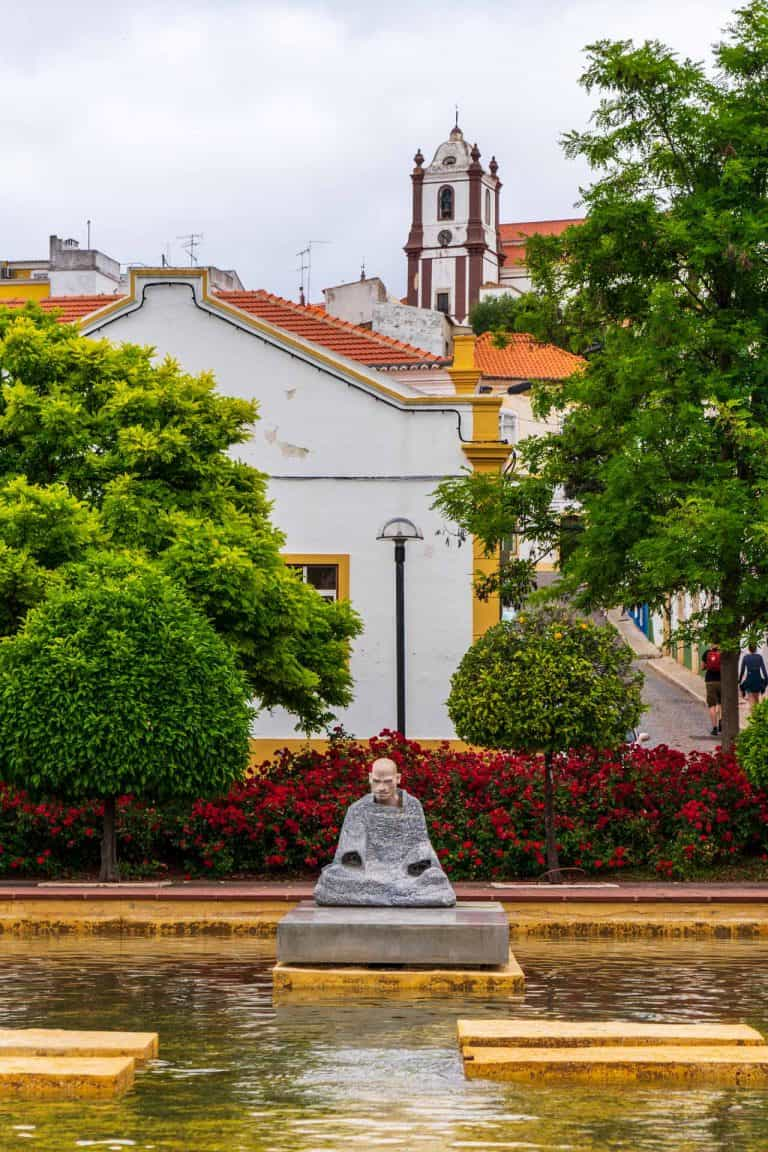 Beelden in tuin in Silves