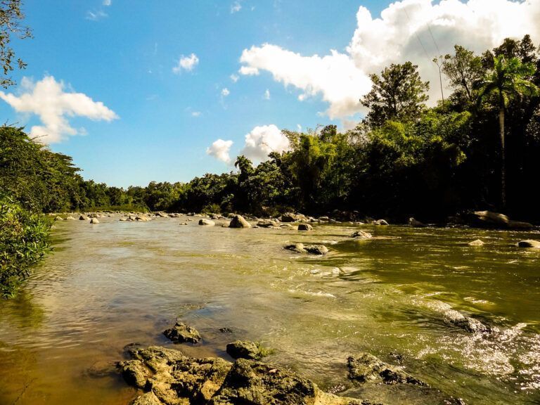 Om bij de berg te komen moet men eerst een rivier oversteken